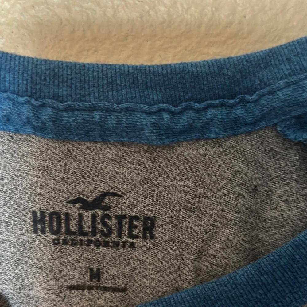 Hollister California Men's Blue and Gray Raglan Shirt Size Medium